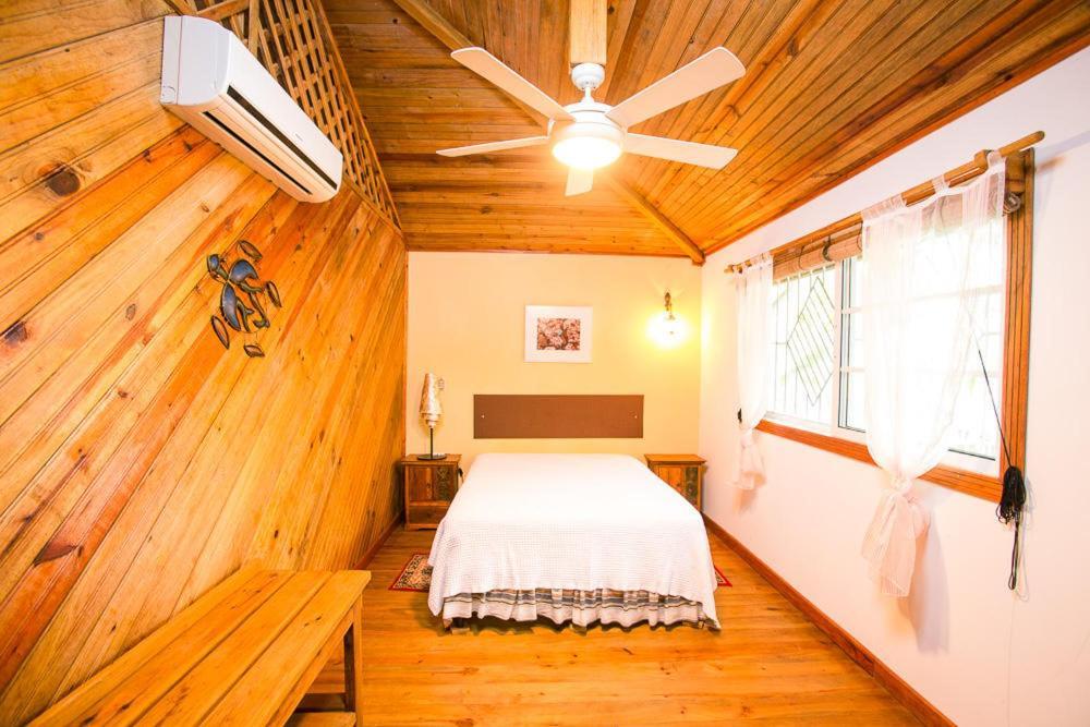 Wikkid Resort Dixon Cove Екстериор снимка