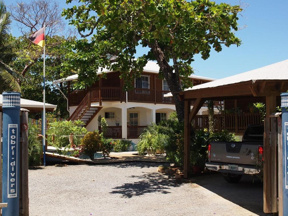 Wikkid Resort Dixon Cove Екстериор снимка